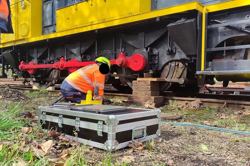 Museumlocomotief 605 van het Spoorwegmuseum herspoord door Incidentenbestrijders van ProRail
